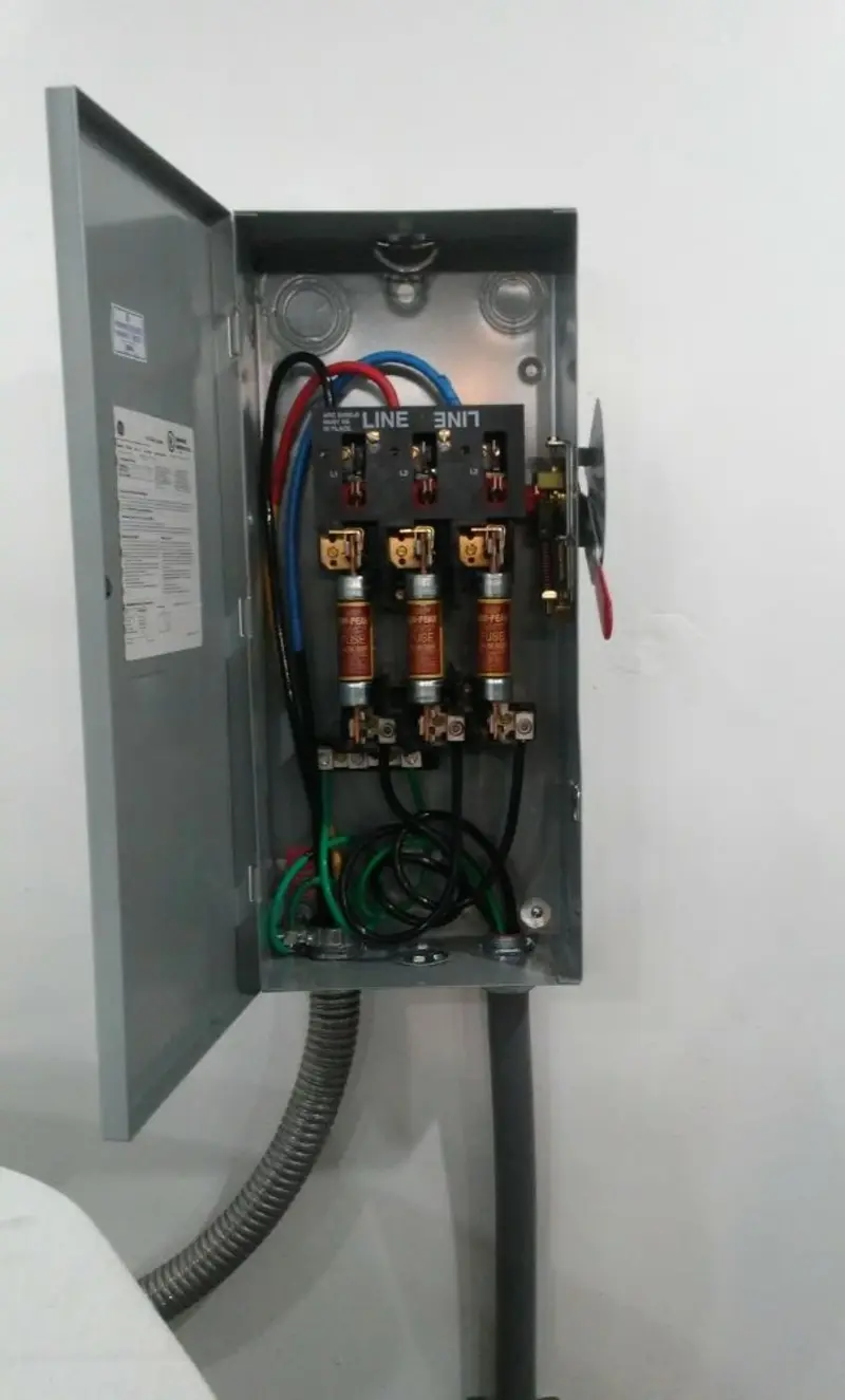 Three-phase disconnect switch installed for Smoke Detector Installation in Kingsland
